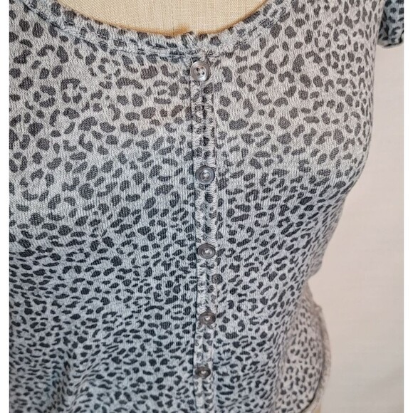 Pink Rose Gray Leopard Print Cropped Tee With Faux Buttons Size Medium - Picture 3 of 7